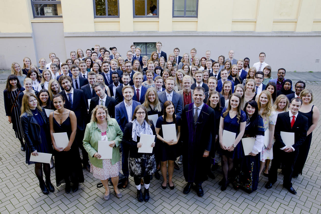 Alle kandidatene og visedekanen samlet utenfor SV-fakultetet