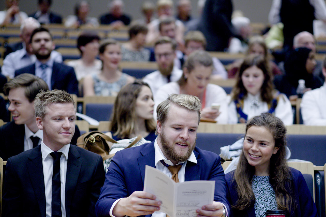 Fornøyde kandidater i Egget som venter på at seremonien skal begynne