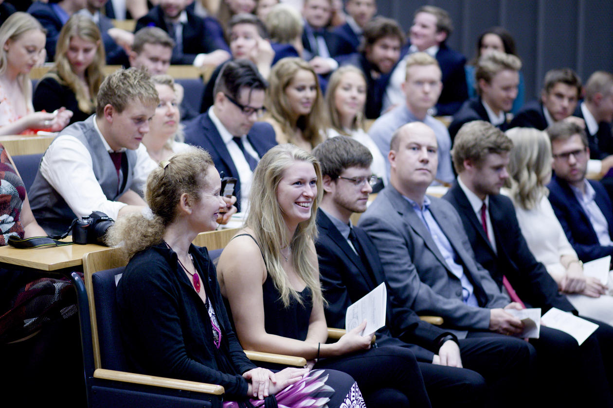 Fornøyde kandidater i Egget som venter på at seremonien skal begynne