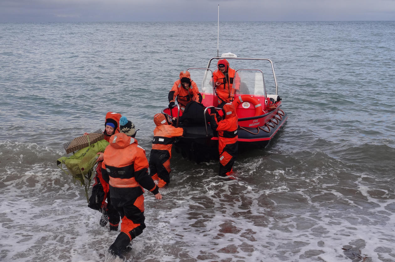 På vei til feltområdet vårt i båt.