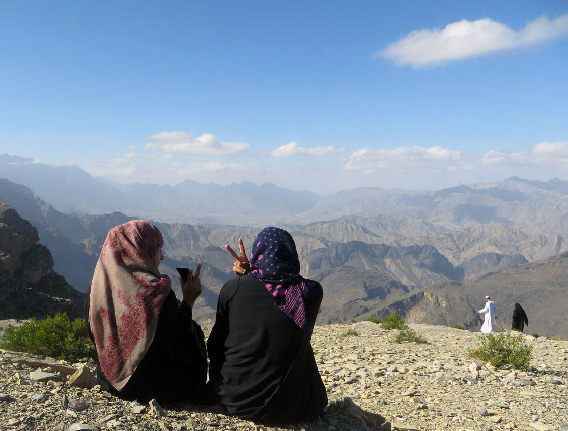 To kvinner ser over landskapet i Oman