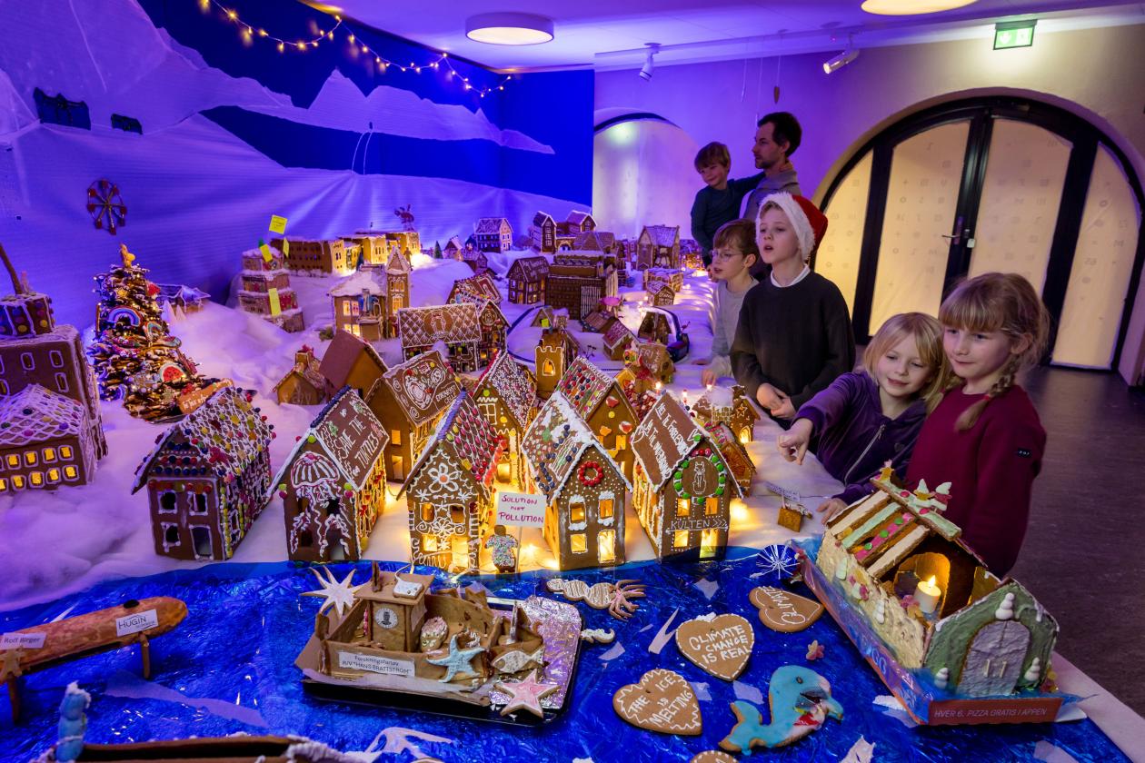 Barn ser på pepperkakebyen på Universitetsmuseet i Bergen