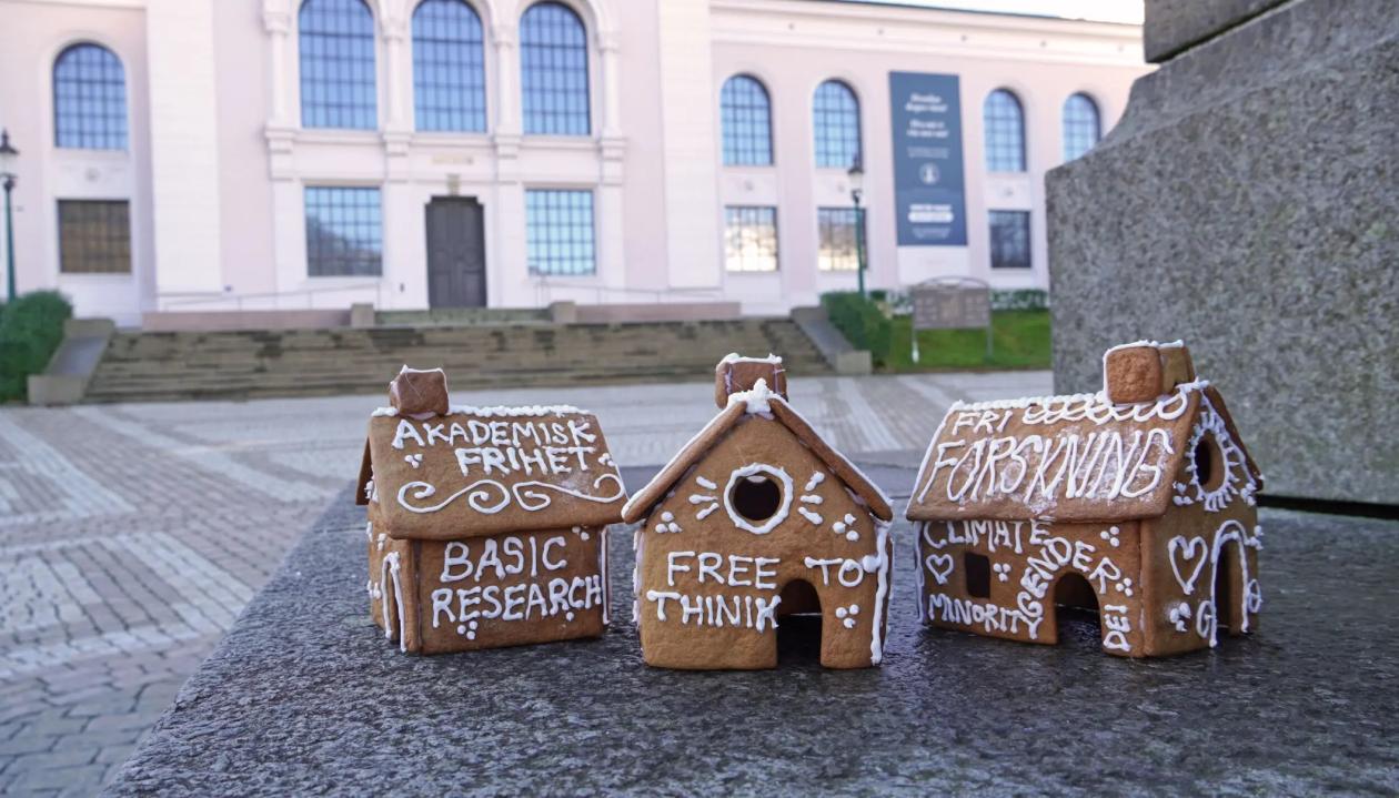 Pepperkakehus pyntet med slagord for akademisk frihet