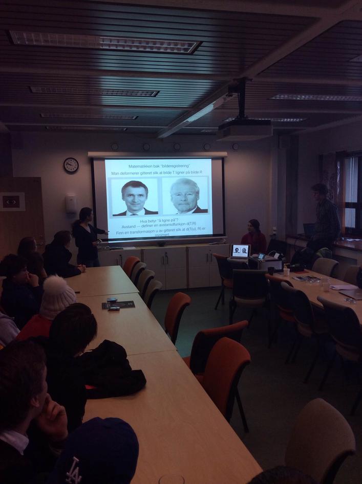 ABM fagdag Et forelesningsrom med elever samlet rundt en powerpontslide med bilde av Carl I Hagen og Jens Stoltenberg