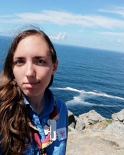 Bilde av person med hav i bakgrunnen