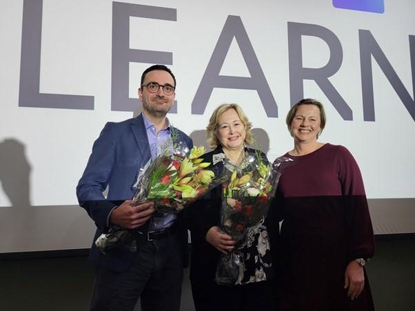 AI LEARN-direktørene Michalis Giannakos, NTNU og Barbara Wasson, UiB, med Stine Lehmann, Dekan ved Det Psykologiske Fakultetet, UiB. 