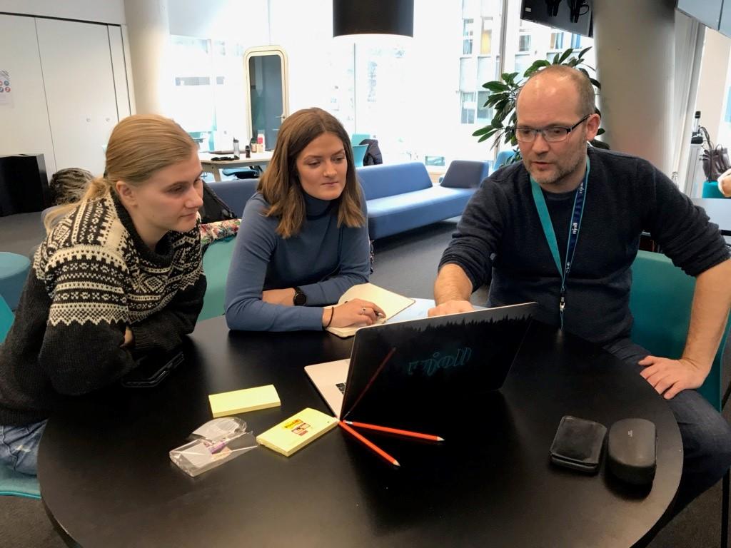 Lisa Marie Solheim og Stine Olsen Helland, masterstudenter på MA i medie- og interaksjonsdesign Steinar Søreide, Chief Technology Officer, Mjoll