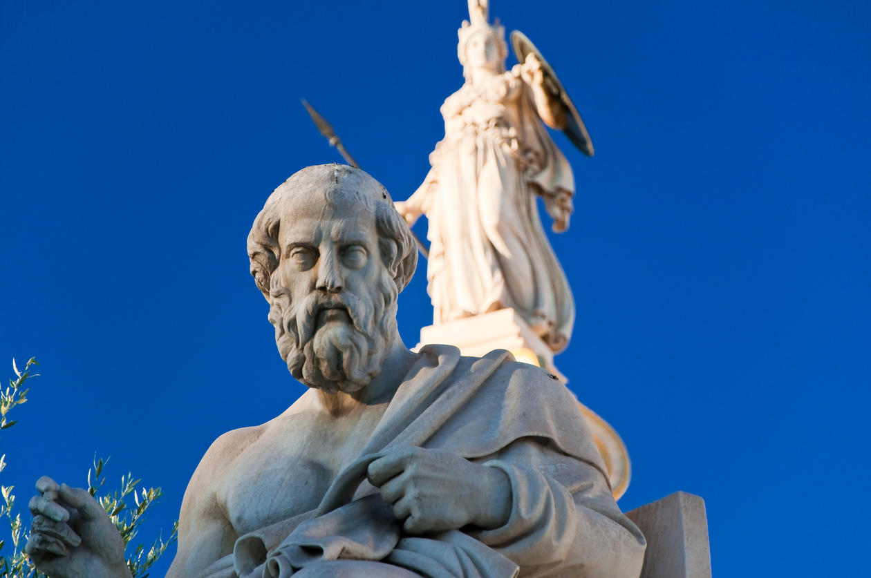 Statue av Platon fra Aten med gudinnen Nike i bakgrunnen