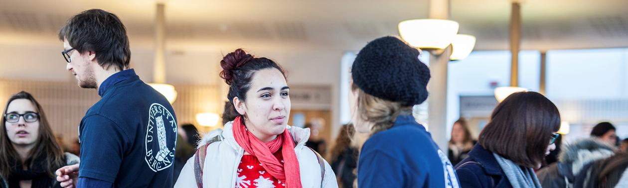Studenter prater med UiB-ansatte