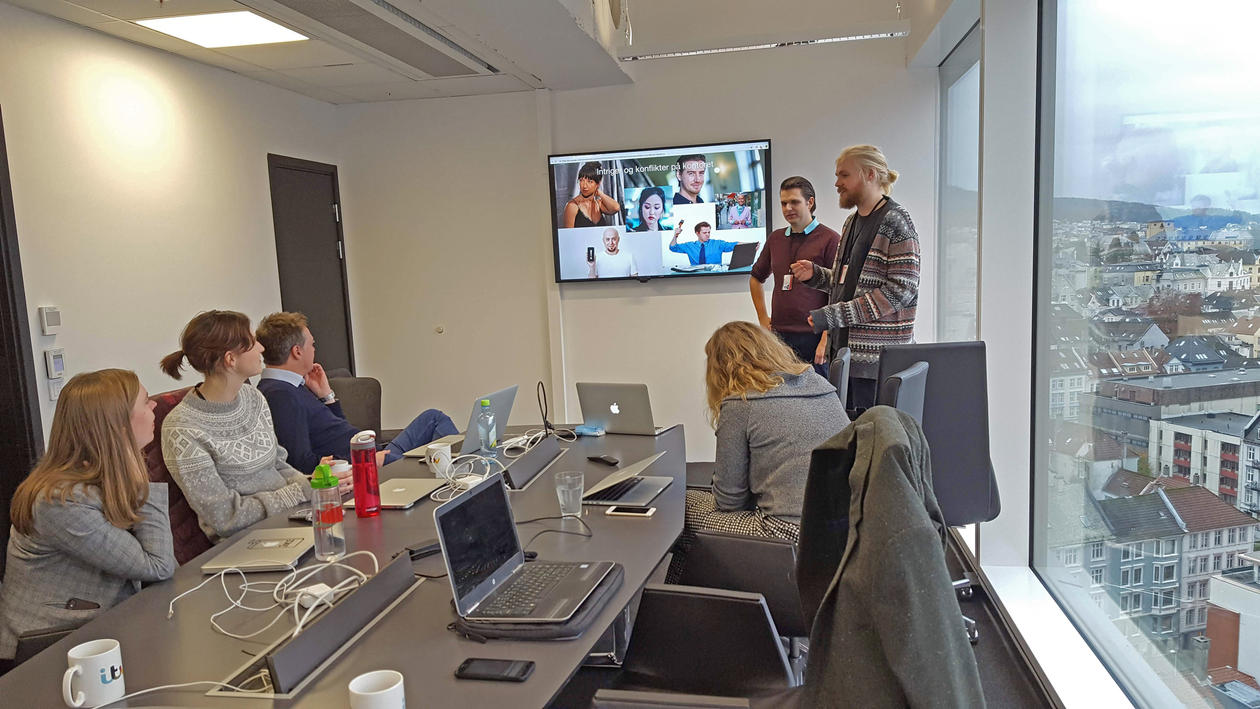 Simon og Henrik presenterer "Konfliktrådet"