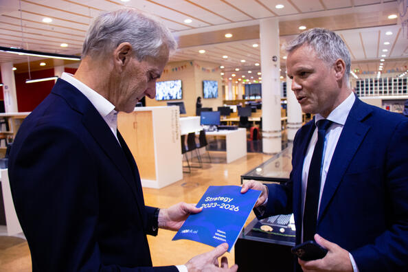 Statsminister Jonas Gahr Støre får NORAs nye strategi fra Klas Pettersen, adm.dir i NROA