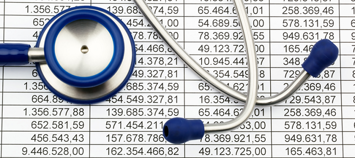 Bilde av stetoskop liggende oppå ark med kostnadsoversikter