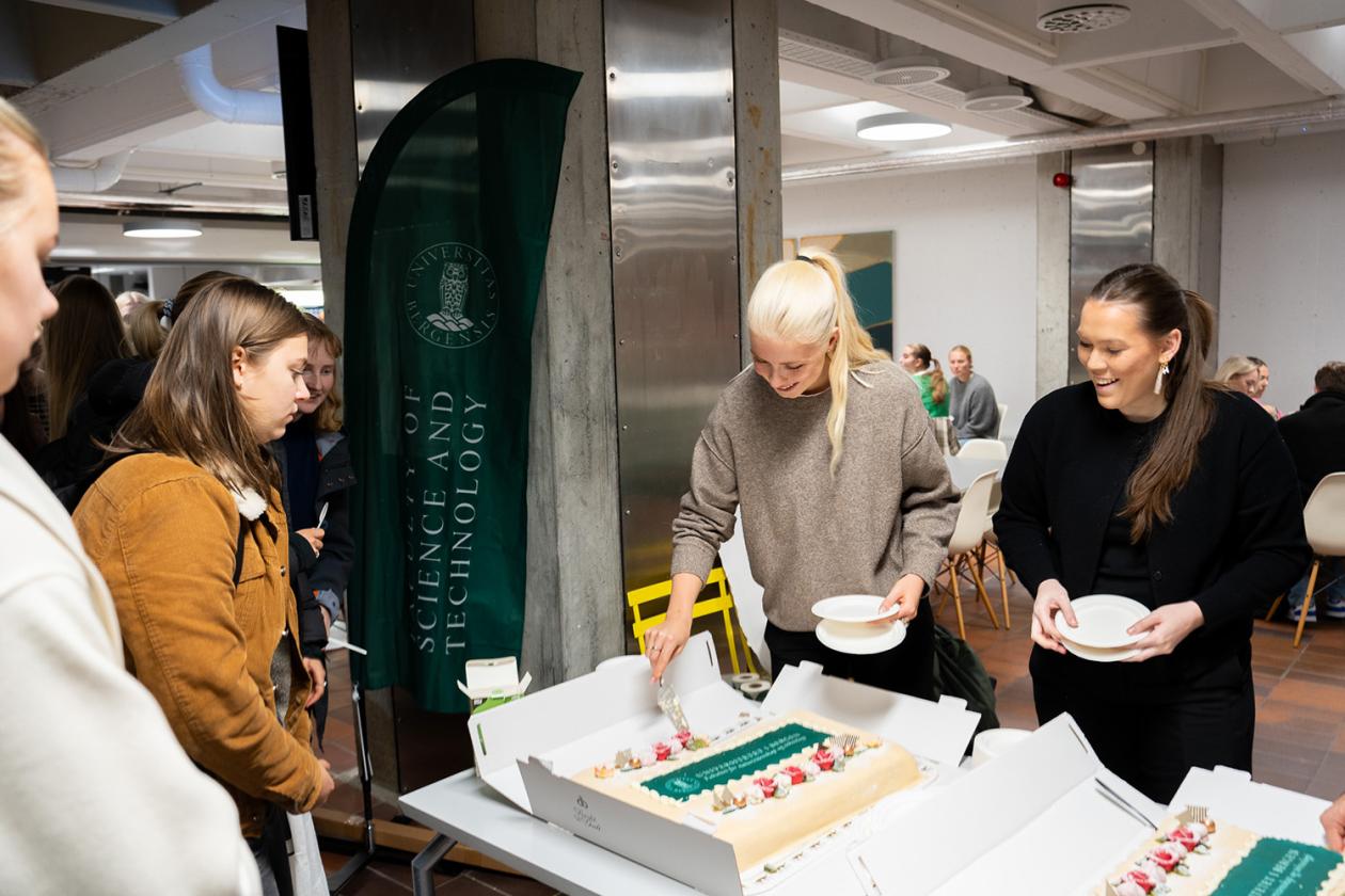 Det gikk unna med kake i Realfagbygget.