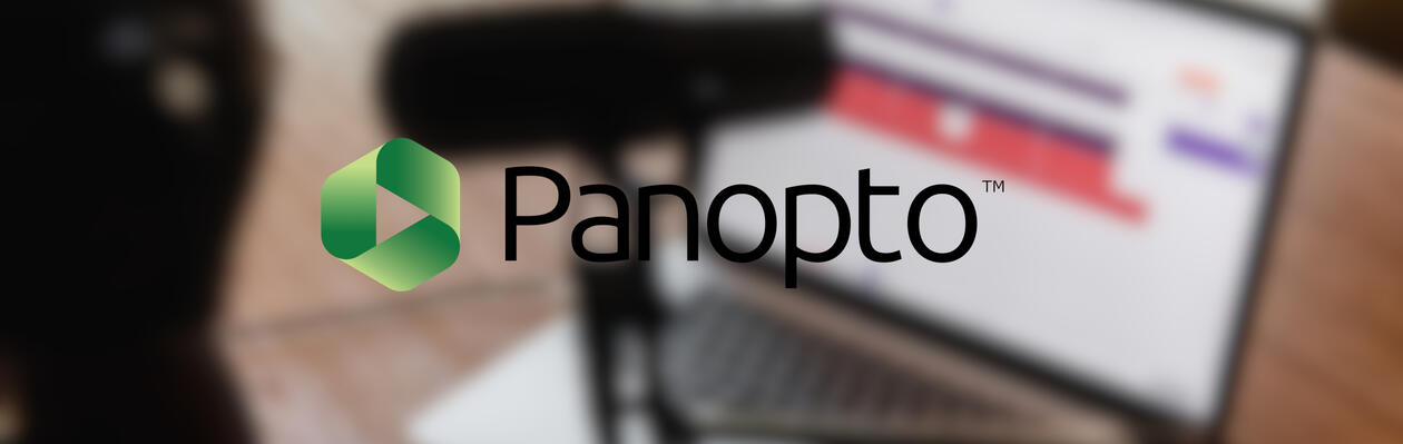 Panopto-logo over blurret bilde av laptop