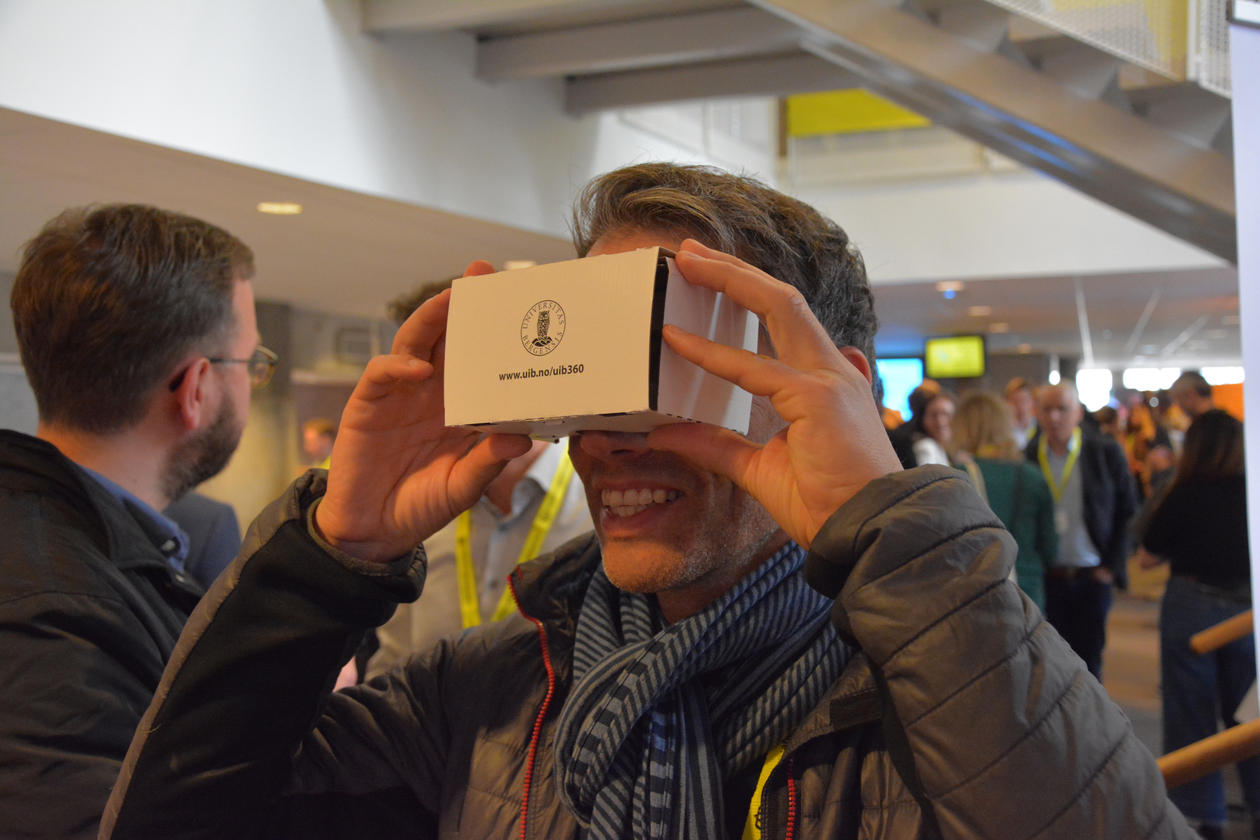 Deltakar prøver VR-briller under Nordiske Mediedager 2018