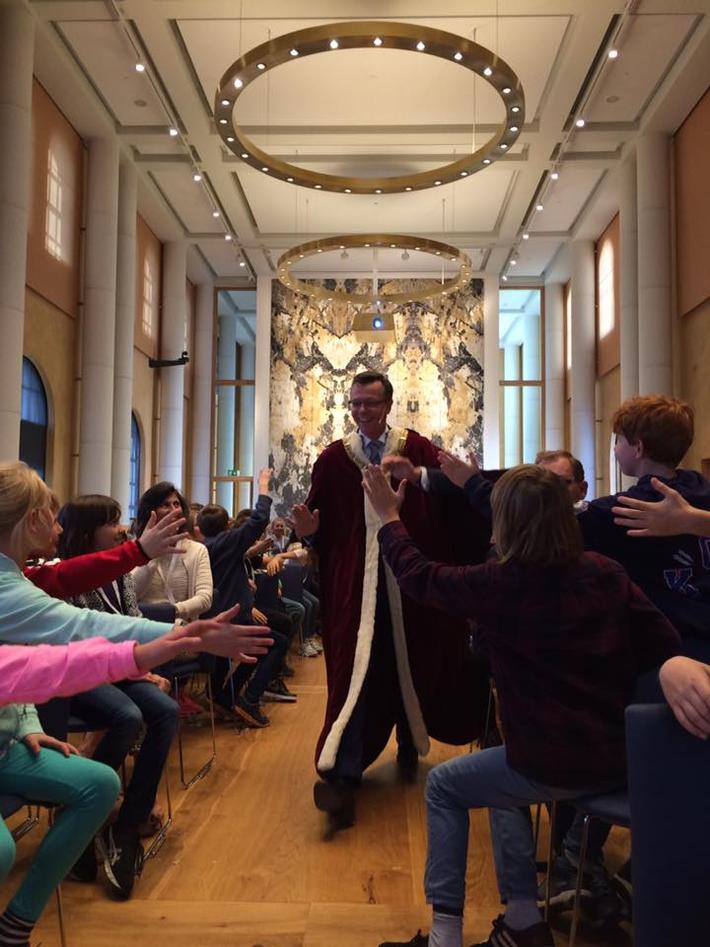 Rektor tar en high five med 5-klassingene på Berneuniversitetet i 2015