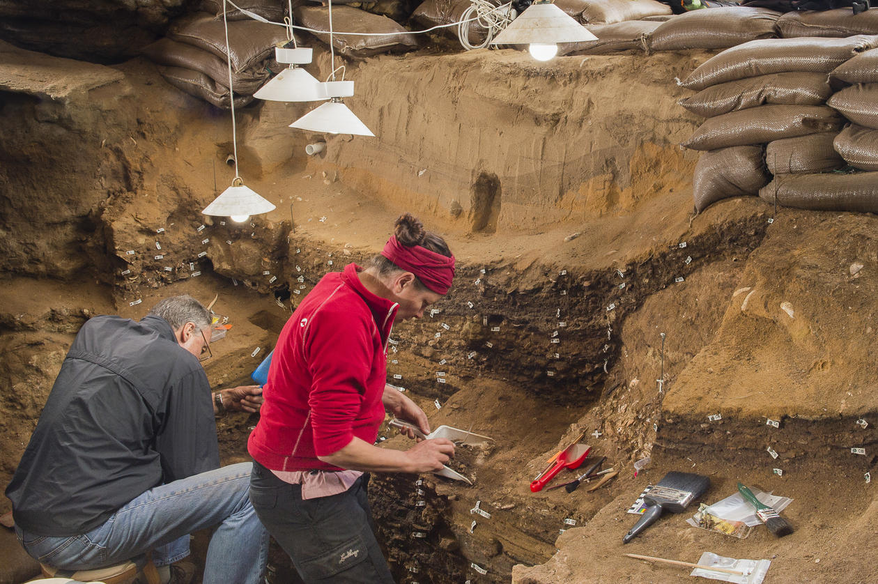 Arkeologer fra Universitetet i Bergen på utgraving i Blombos Cave i Sør Afrika.