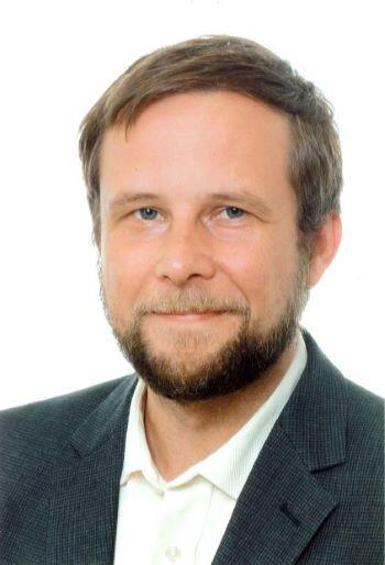 Portrait picture of presenter Fabian Hattke