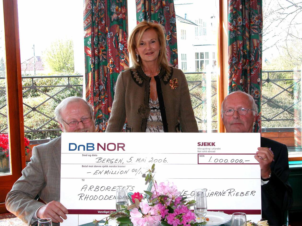 Bjarne (t.h.) og Iwona (bak) overrakte 1 mill. kr til grunnkapitalen i Arboretets Rhododendronfond. Sverre Spildo (t.v.) mottok som styreformann i Stiftelsen Det norske arboret 