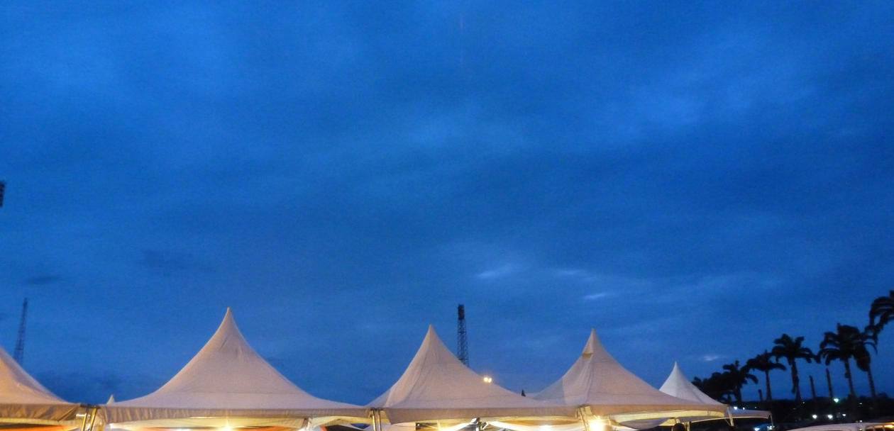 Telttak mot nattehimmel