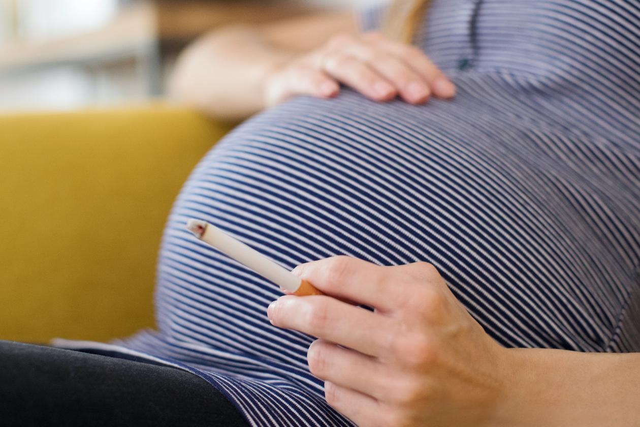 Gravid kvinne som røyker.