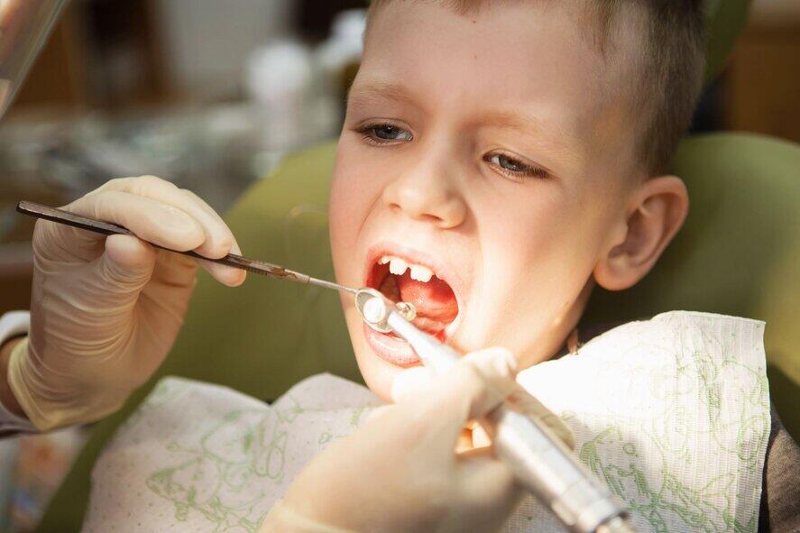 Gutt ca 8 år i tannlegestol 