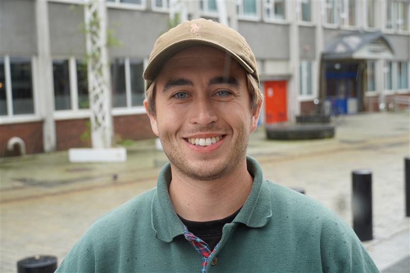 Portrett av Ruben Schelbred ute på gaten