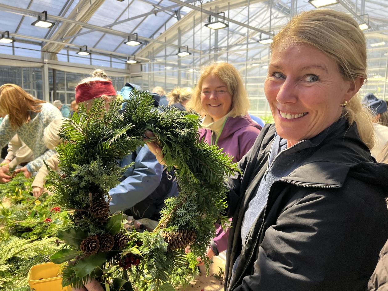 Runa viser kransen sin