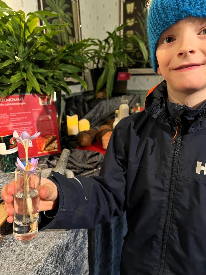 En liten vase viser hvor safranen kommer fra