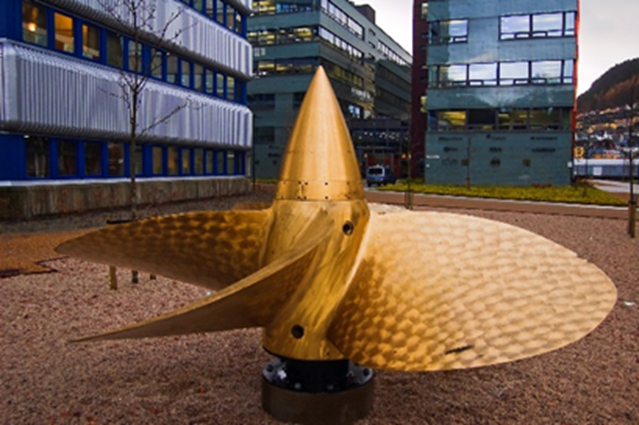 Bilde av skipspropell plassert på uteområdet ved Høyteknologisenteret