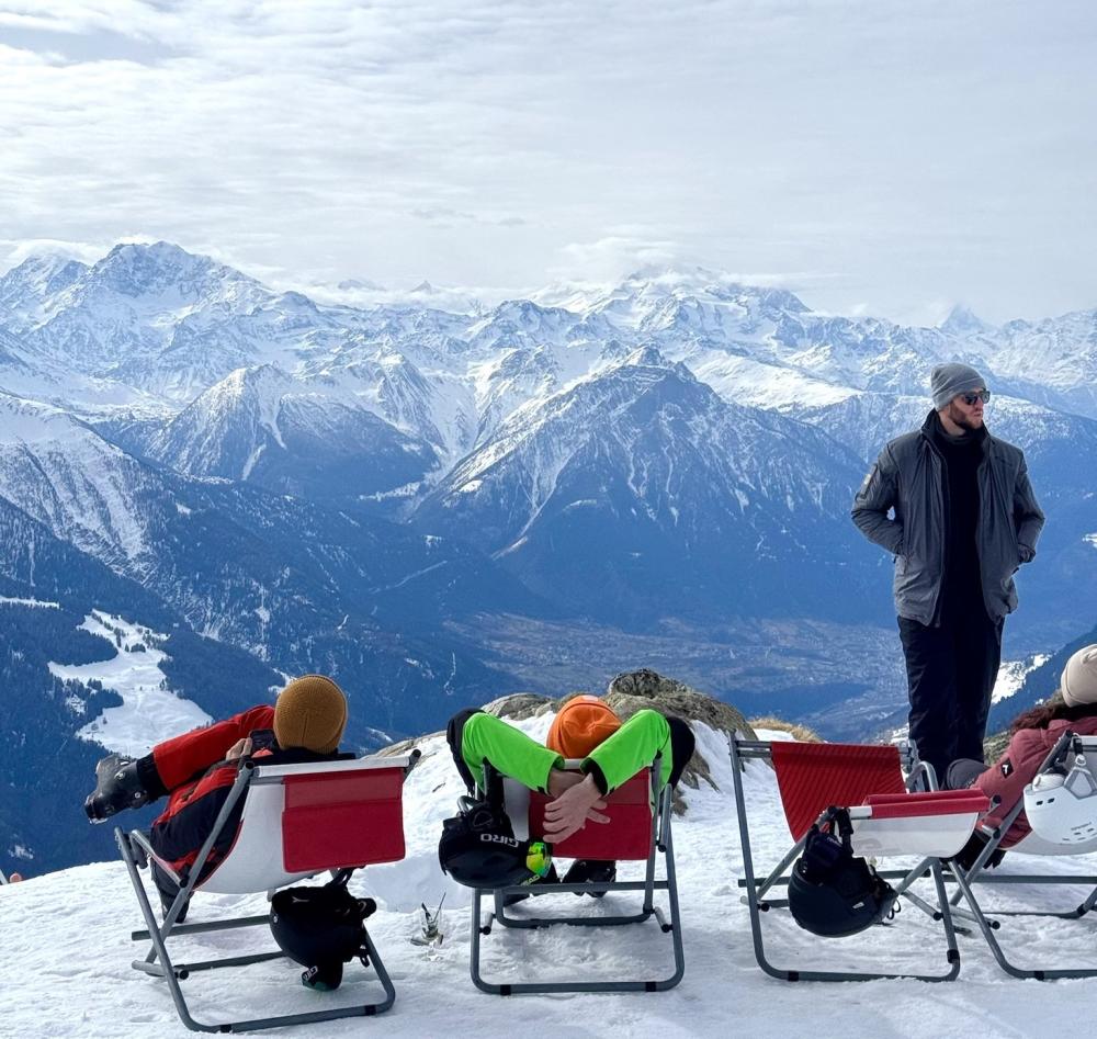 Studenter med utsikt over alpene