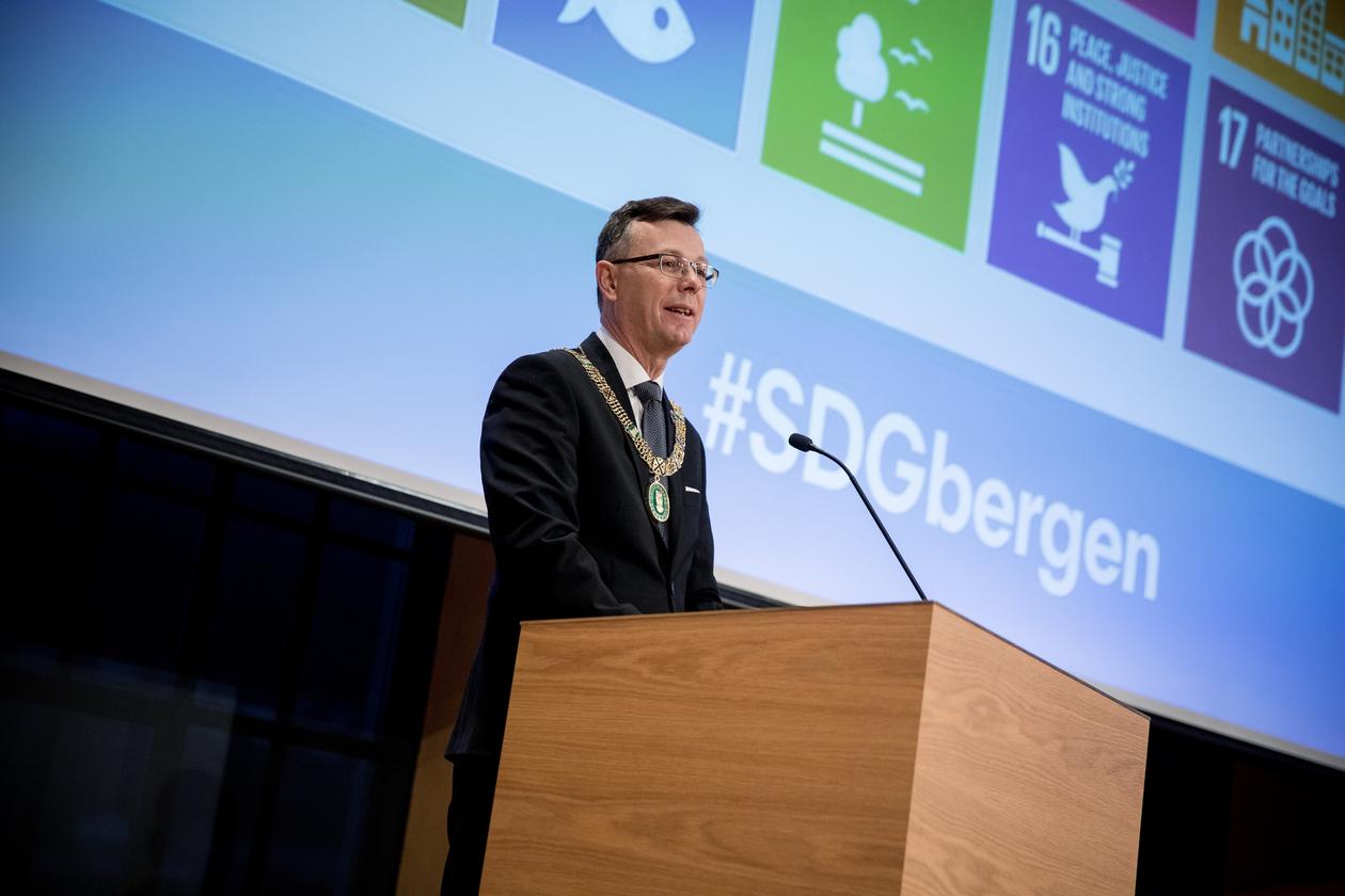Rektor Dag Rune Olsen holder innlegg på den første Bærekraftskonferansen for universitets- og høyskolesektoren i Bergen i februar 2018. 