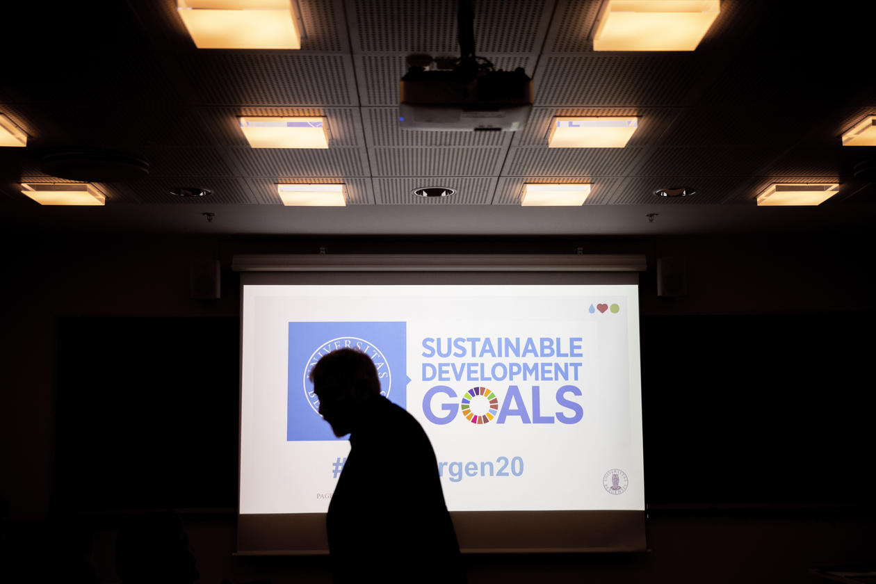 Silhouette of man in a darkened room against conference room screen during SDG Bergen Science Advice workshop on 5 February 2020.