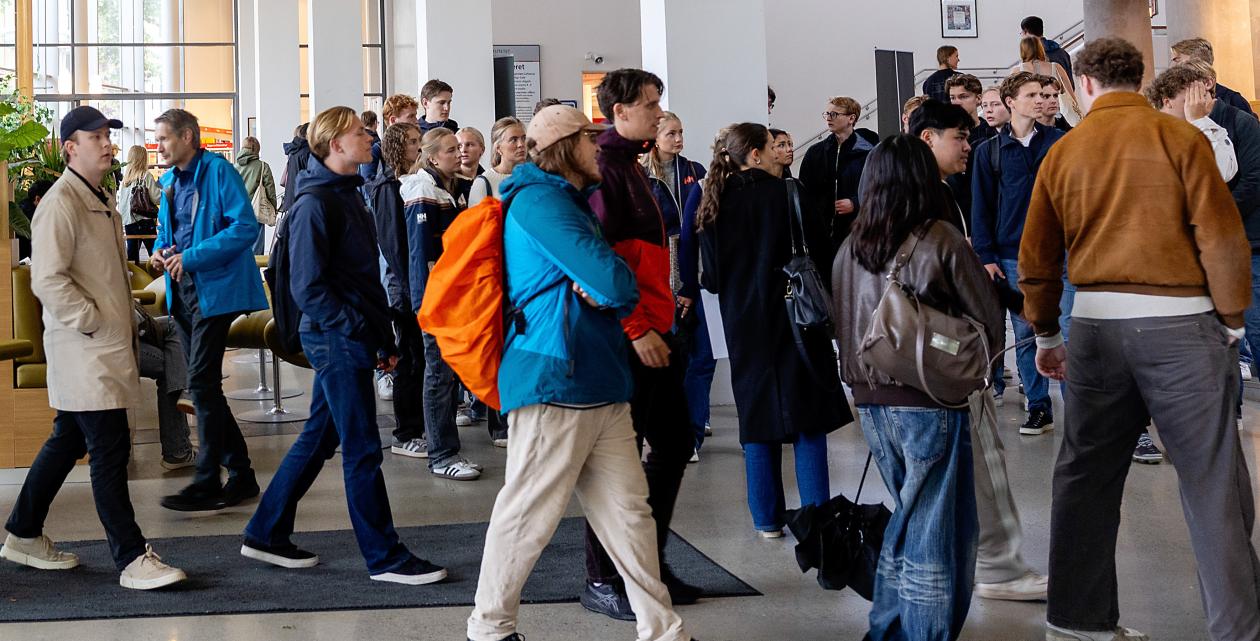 Bildet viser studenter på campus.
