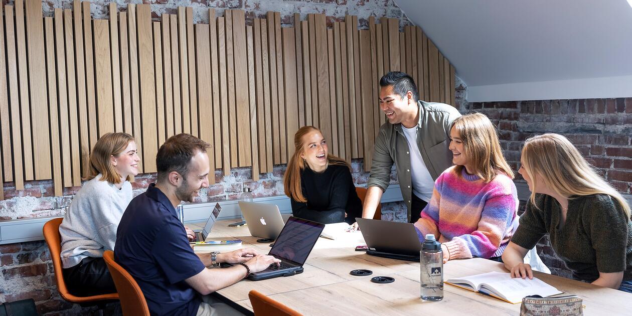 Studenter sitter ved bord