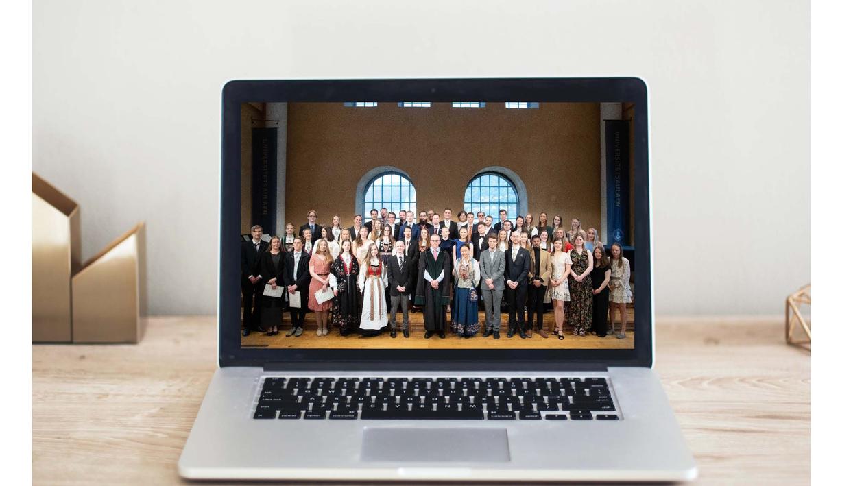 Bilde av kandidater fra vitnemålsseremonien 2019 på en pc-skjerm.