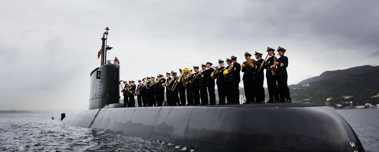 sjøforsvarets musikkorps, musikerne står på en u-båt med instrumenter. 