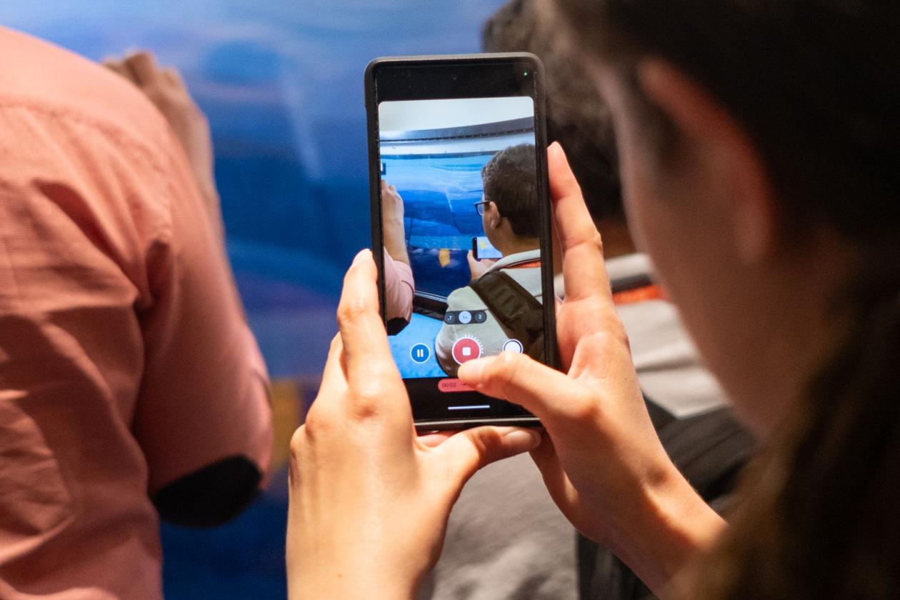 En mobil som tar bilde