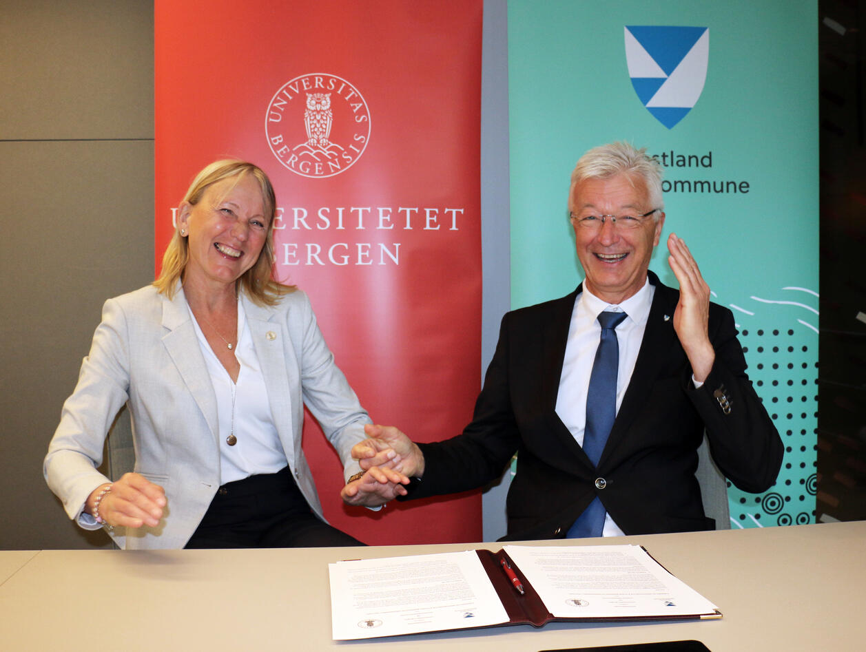 Margareth Hagen og Jon Askeland smiler etter å ha signert avtale