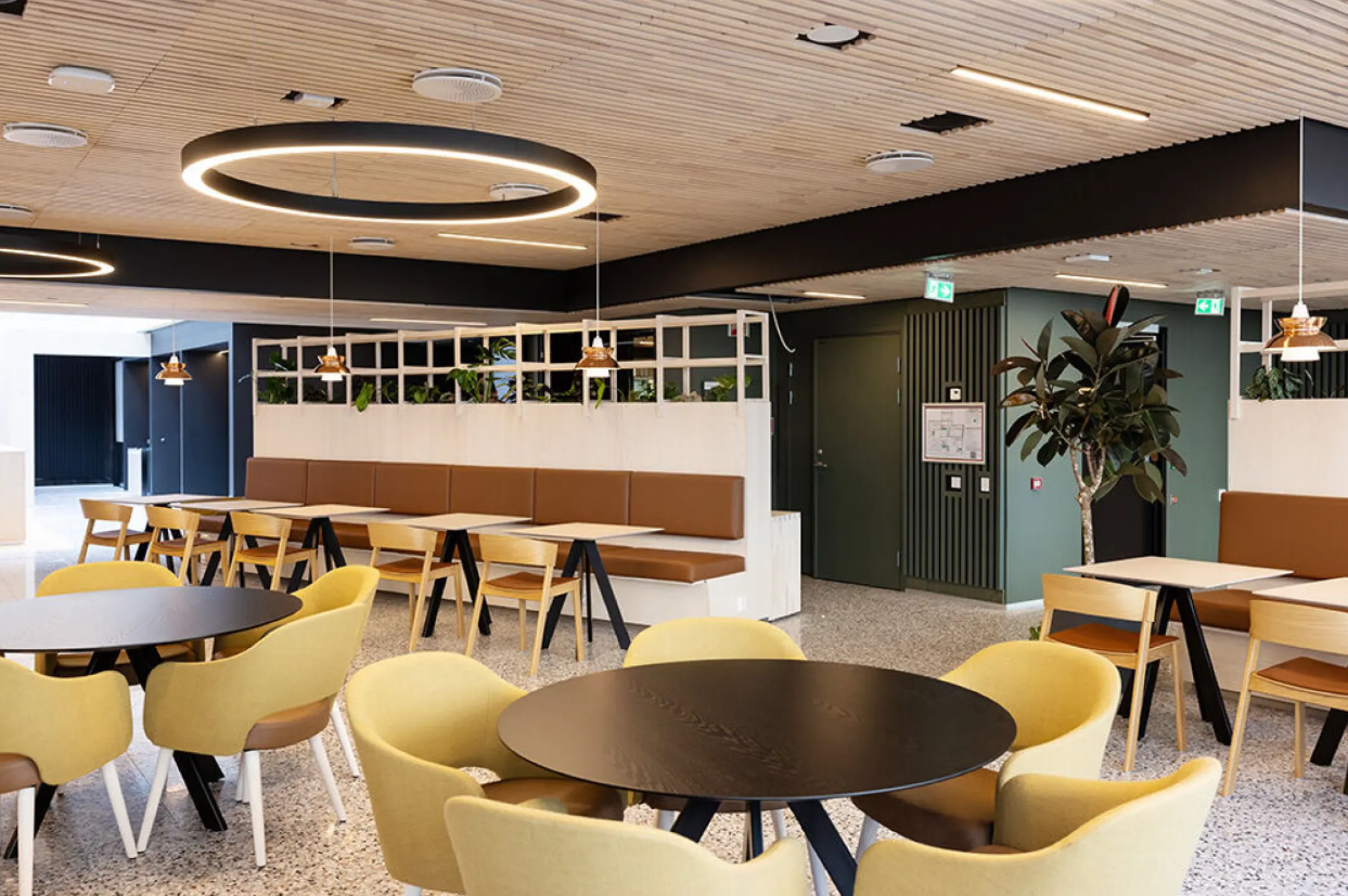 Bilde av Smauet kafe i NG5. Vi ser mingleområdet men ikke noen mennesker.