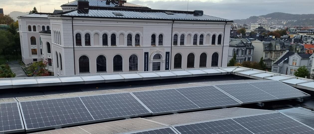 Solceller på studentbygget med utsikt mot Museet