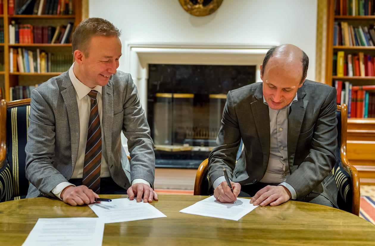 Bilde av signering av avtale på Solstrand