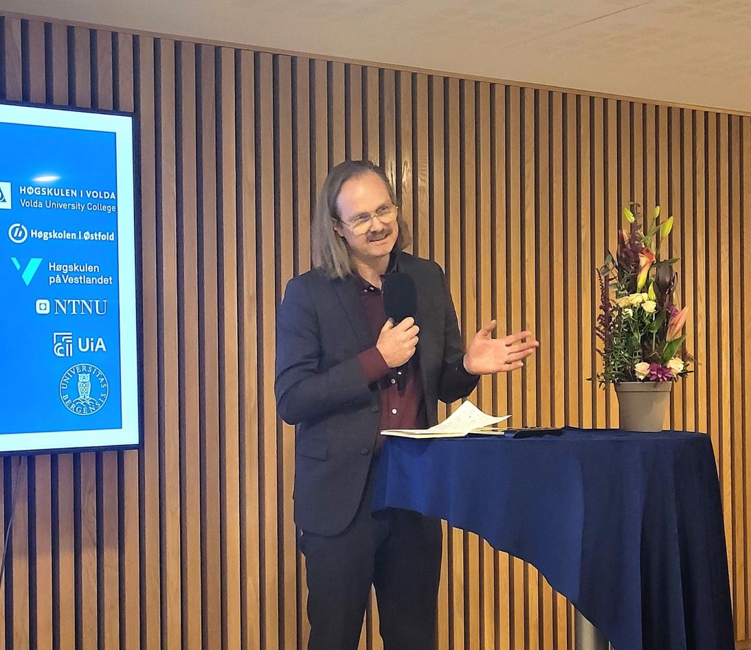 Daniel Ims fra Språkrådet holder tale.