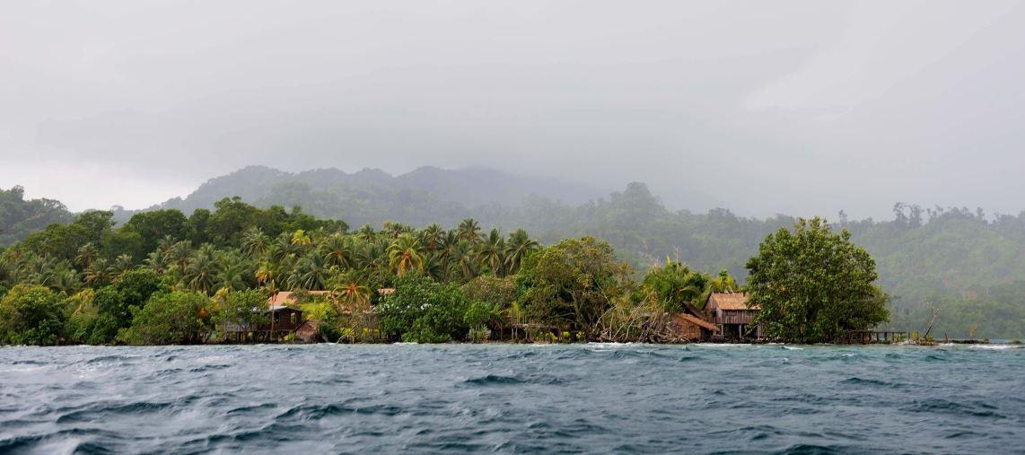 Stigende hav og sårbart landsbyliv, Solomon Islands. (redigert) foto av Edvard Hviding, 2010