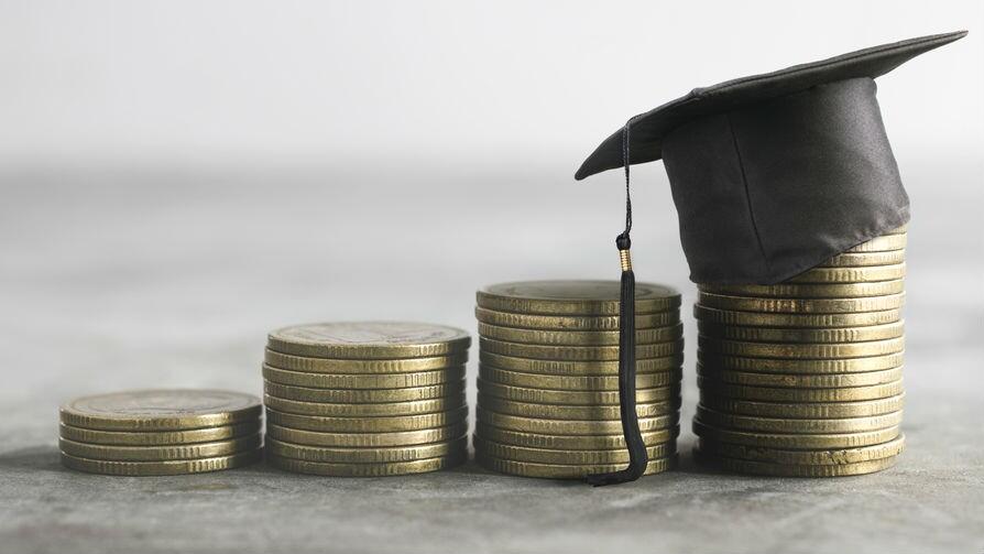 mynter med en akademisk lue på 