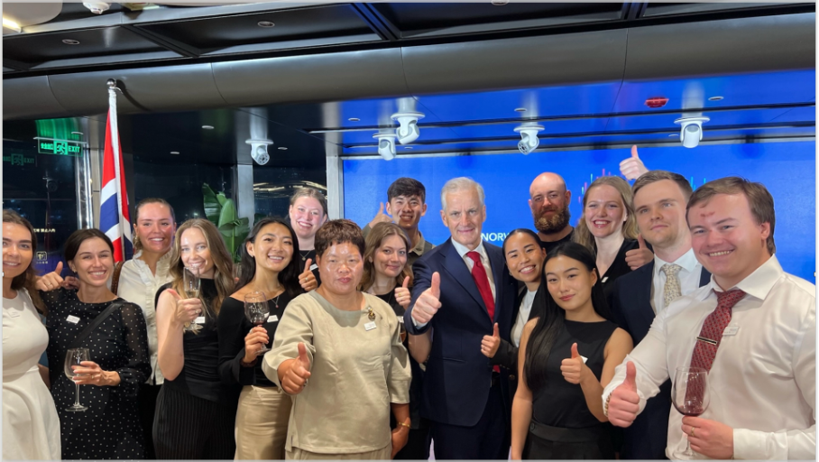 Støre og flere i Kina. 