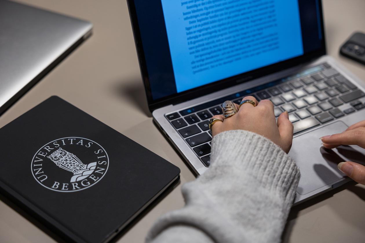 Ansatt som jobber på laptop