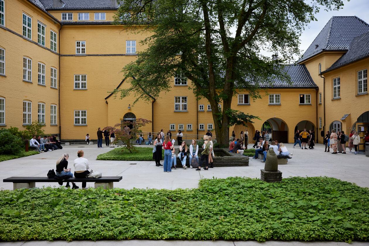 Illustrasjonsbilde av studenter på campus.