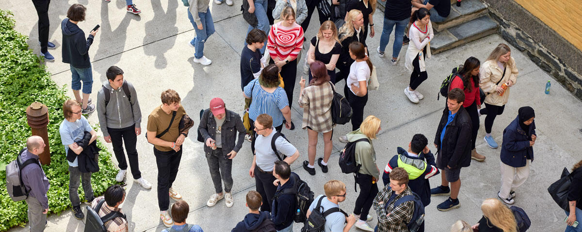 Studenter mingler i borggården på Sydneshaugen skole