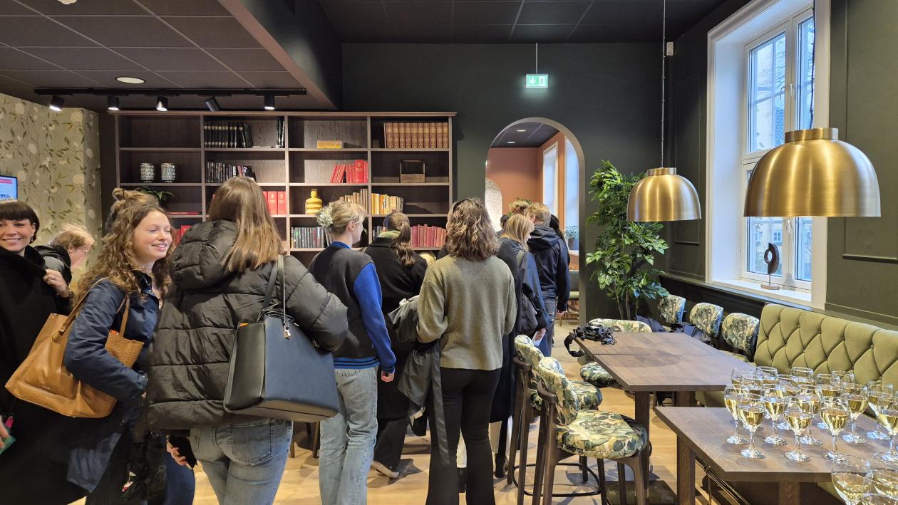 Studenter som strømmer inn i nye lokaler.